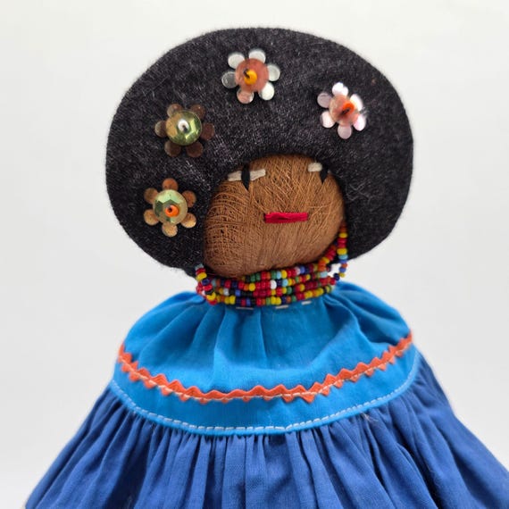 カラフルな伝統衣装の人形 カラフルな伝統衣装の人形