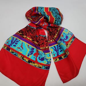 Sciarpa di seta con motivo astratto multicolore brillante e base rettangolare rosso-verde acqua