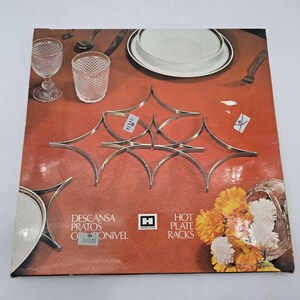 Sottopentola in metallo MCM con forme geometriche e design assortiti.