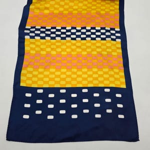 Könnte beinhalten: Ein Set aus drei Keramikbechern mit gesprenkelter, matter Oberfläche. Jeder Becher hat eine andere Farbe: hellblau, cremefarben und grau. Die Becher haben ein schlichtes, modernes Design und einen bequemen Griff.