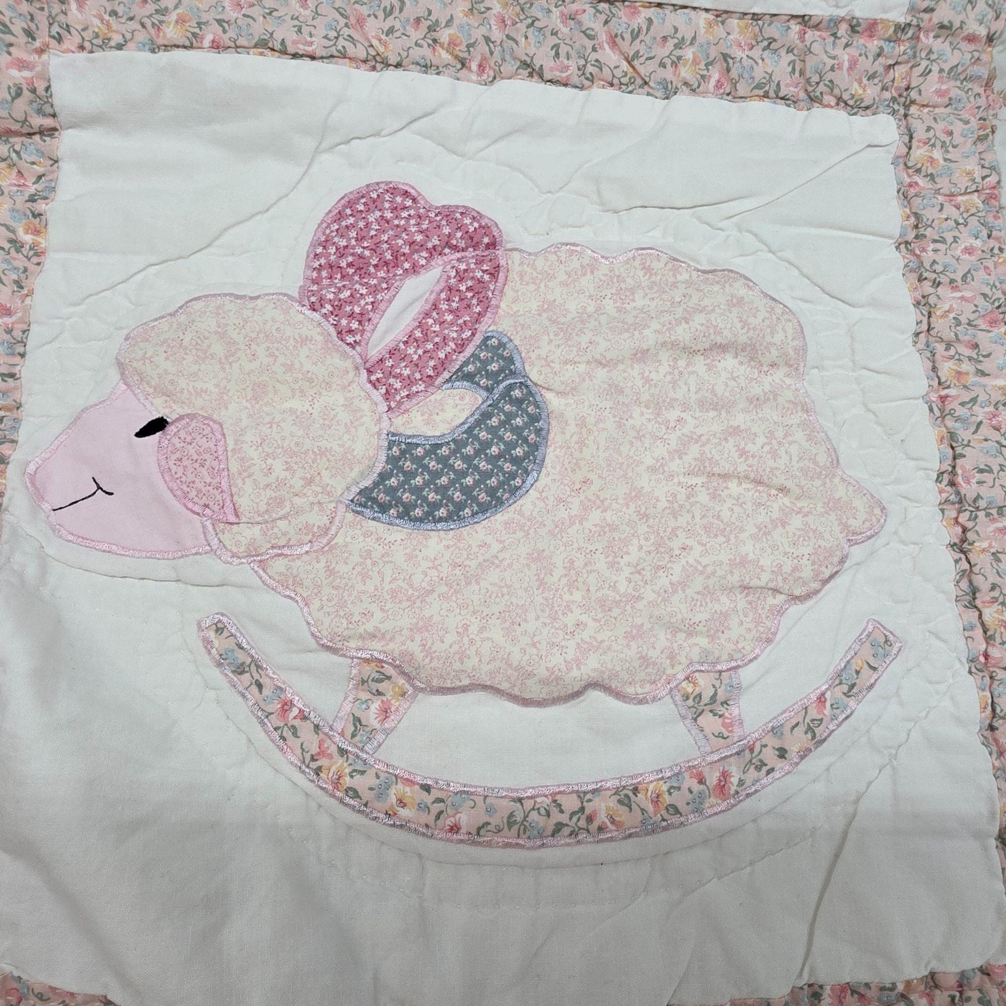 ハンドメイド＆マシンメイド ベビーキルト 動物アップリケ 39x50 花柄 