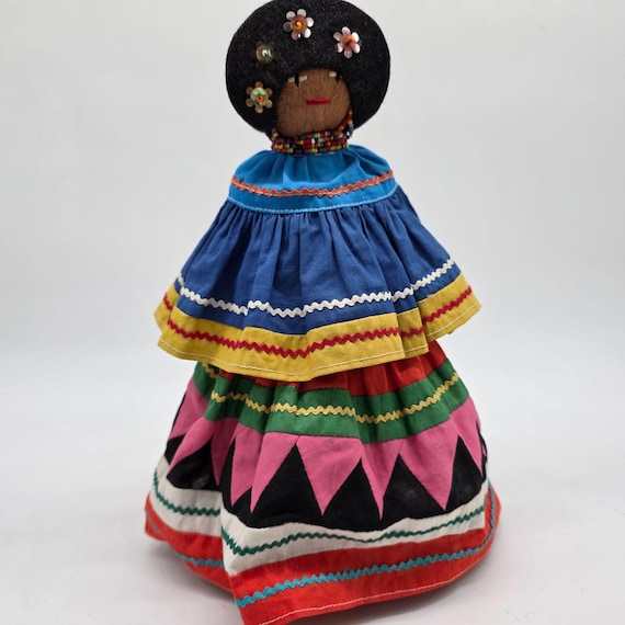 カラフルな伝統衣装の人形