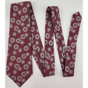 Van Heusen Necktie Tie Geometric Red Gray Circles Silk 4&quot; W 58&quot; L VTG Retro