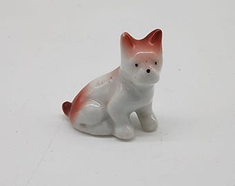 Stara porcelanowa, ręcznie malowana figurka miniaturowa bostońskiego teriera