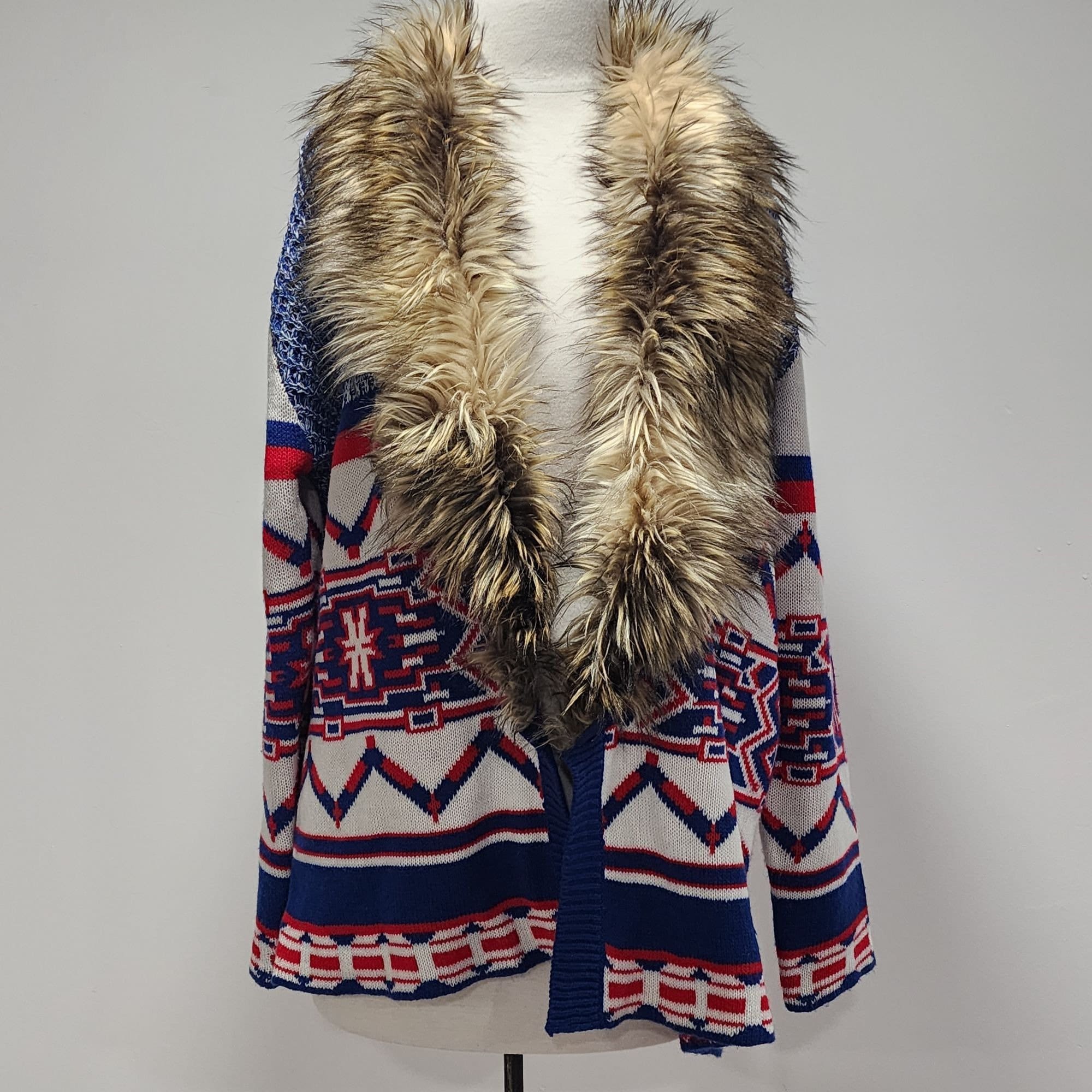 MinkPink Rojo Blanco Azul Diseno Azteca Cuello de Piel Sintetica Sueter Cardigan Tejido M