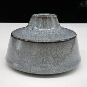 Ceramiczny wazon szkliwiony, szeroka podstawa i wąska szyjka, niebiesko-szary, wysokość 2,75 cala, średnica 4,5 cala
