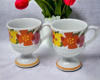 2 Groovy Matching Floral Mugs Pedestal Red Orange Flowers R6746 Springtime VTG MCM