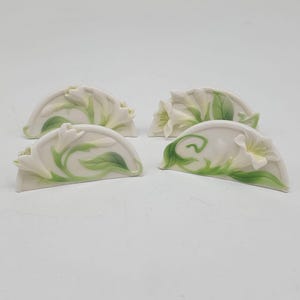 Set di 4 segnaposto in porcellana Franz Lily con motivo floreale verde e bianco