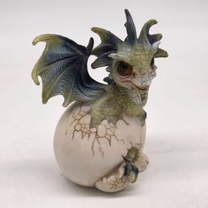卵の殻に入った赤ちゃんドラゴンの置物 孵化したばかりの神話上の