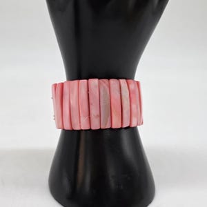 Pulsera ancha elástica rectangular rosa con forma de concha de 2,8 cm (1-1/8"). Joyería para mujer.