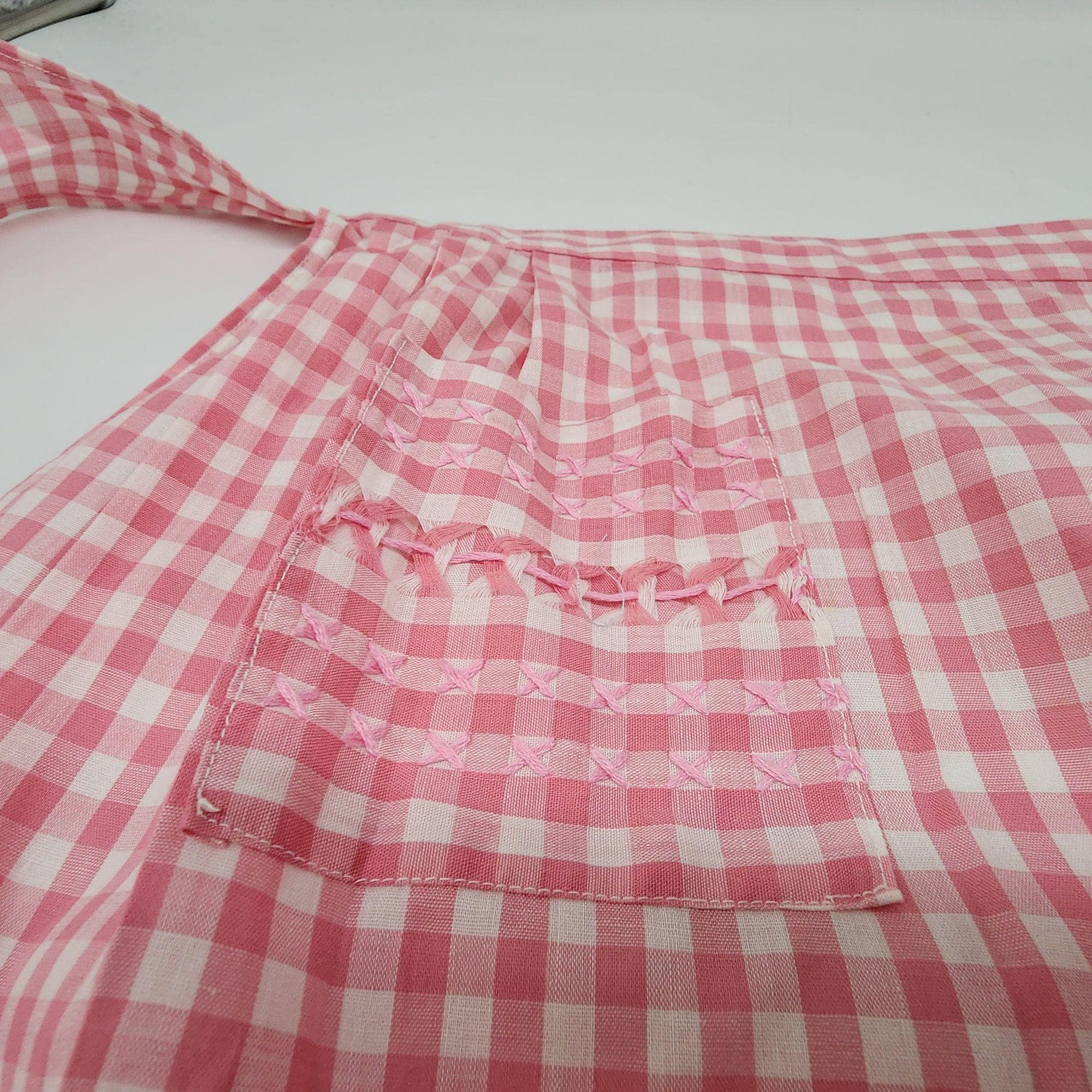 ヴィンテージのピンク＆ホワイトのギンガムチェックエプロン（ポケット