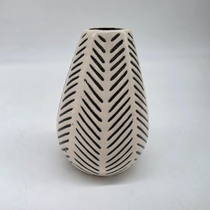 Pier 1 Black & White Ceramic Vase With Chevron Pattern For Home Décor 5.25"