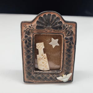 Minilijst voor sieradenkunst met gesneden parelmoer ster en gevleugelde duifaccenten