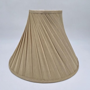 Abat-jour cloche en tissu plissé beige avec quincaillerie dorée 10" de haut 14,75' de large