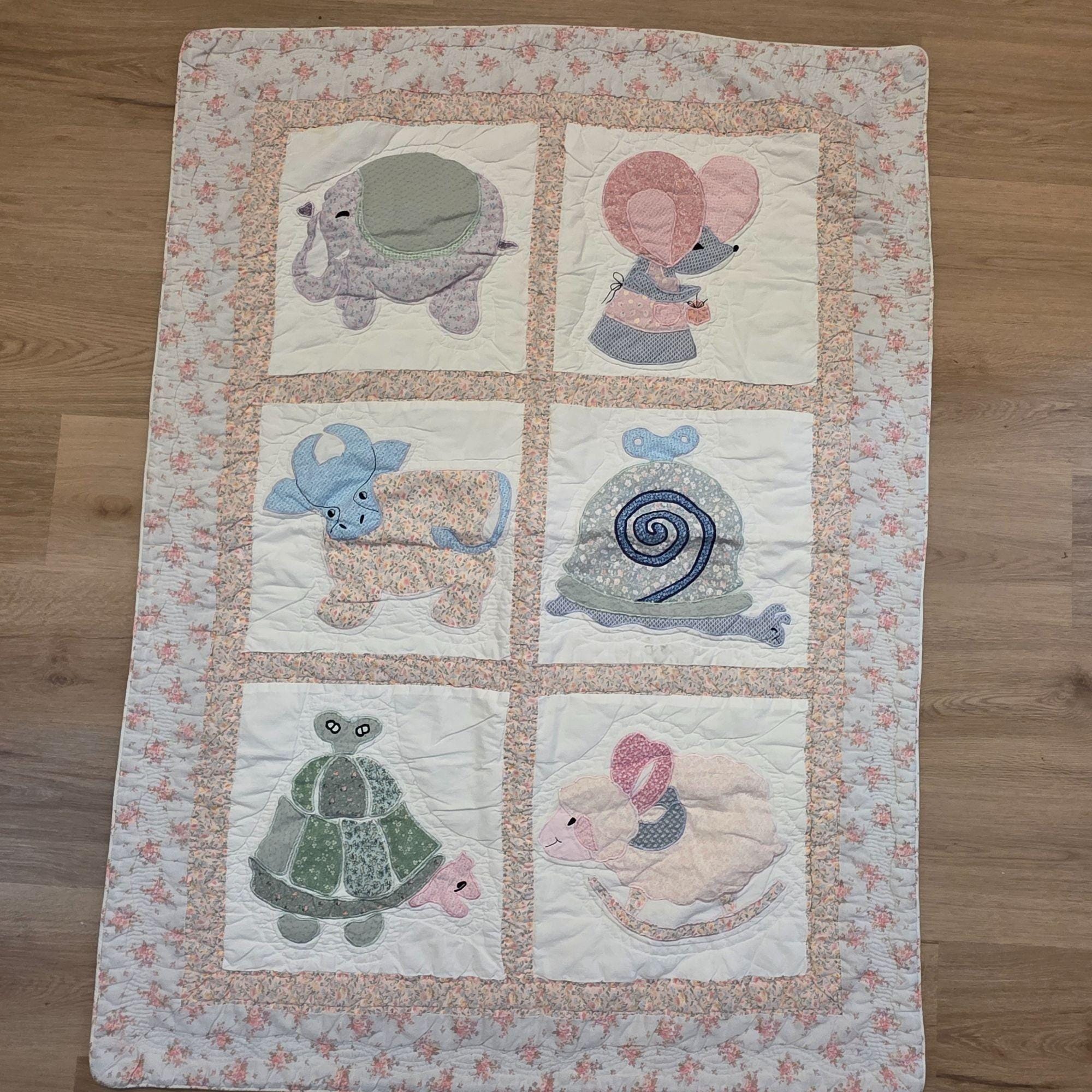 ハンドメイド＆マシンメイド ベビーキルト 動物アップリケ 39x50 花柄