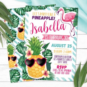 以下が含まれることがあります： パイナップルがサングラスをかけて、ピンクのフラミンゴがいるトロピカルなテーマの誕生日招待状。招待状には「Let's party like a pineapple! イザベラは10歳になります。8月25日、午前11時〜午後2時。誕生日パーティーの場所：123 Address Street、City、State。RSVP：アマンダに電話またはSMSで連絡してください。000-000-0000。」と書いてあります。
