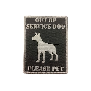 Puede incluir: Parche bordado en blanco y negro con el texto "Out of Service Dog Please Pet" y una silueta de un perro.