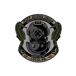 Pode incluir: Uma ilustração em preto e branco de um capacete de mergulho com dois cavalos-marinhos verdes de cada lado. O texto "MUFF DIVERS UNION" está escrito em um círculo ao redor do capacete. O texto "GOING DOWN IN SEARCH OF THE PEARL" está escrito em um círculo menor abaixo do círculo superior. O texto "NO MUFF TOO TUFF" está escrito abaixo do capacete. O texto "LOCAL 69" está escrito abaixo do texto "NO MUFF TOO TUFF".