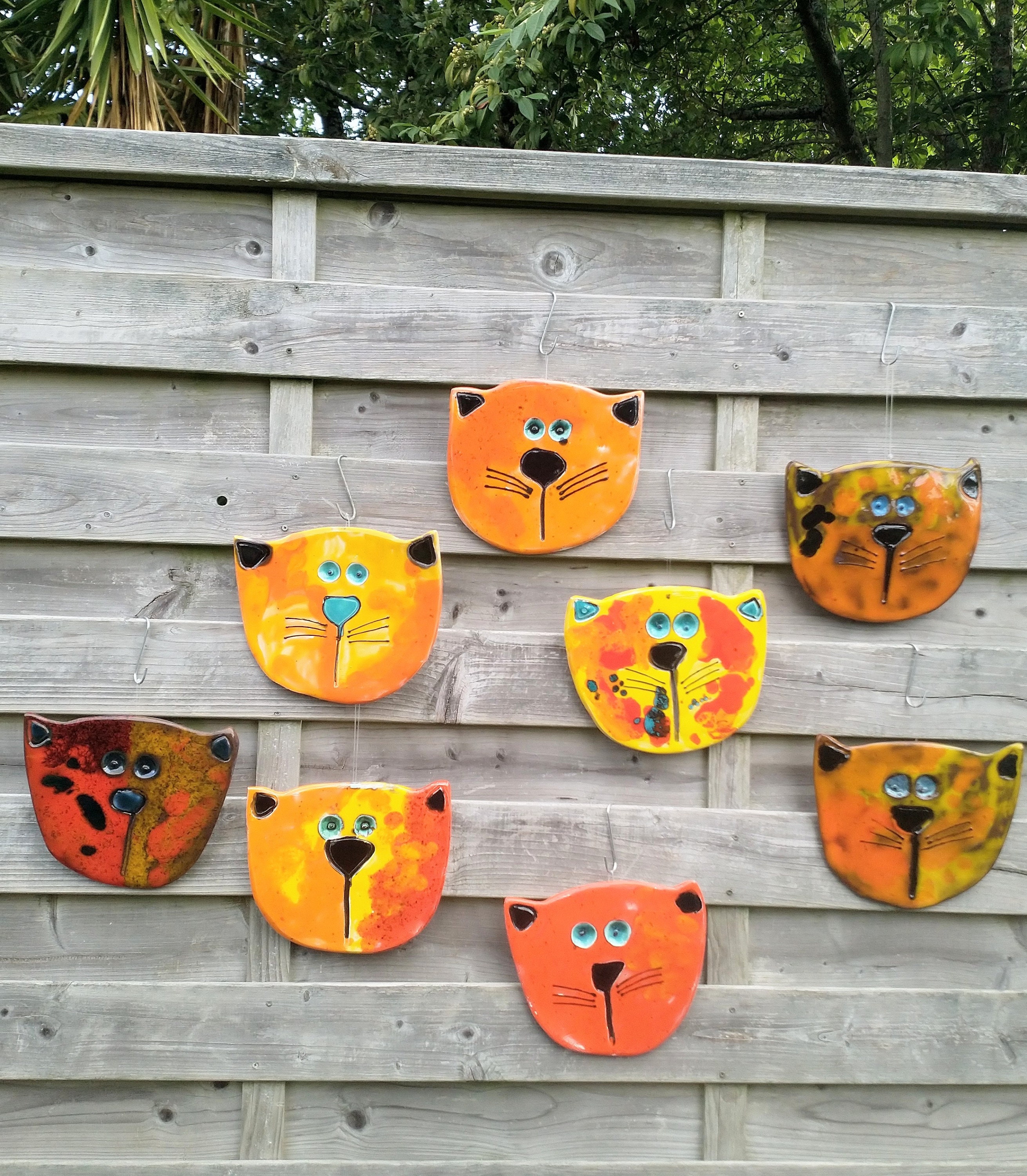 Têtes de Chats Naïfs en Céramique Multicolore - Suspension