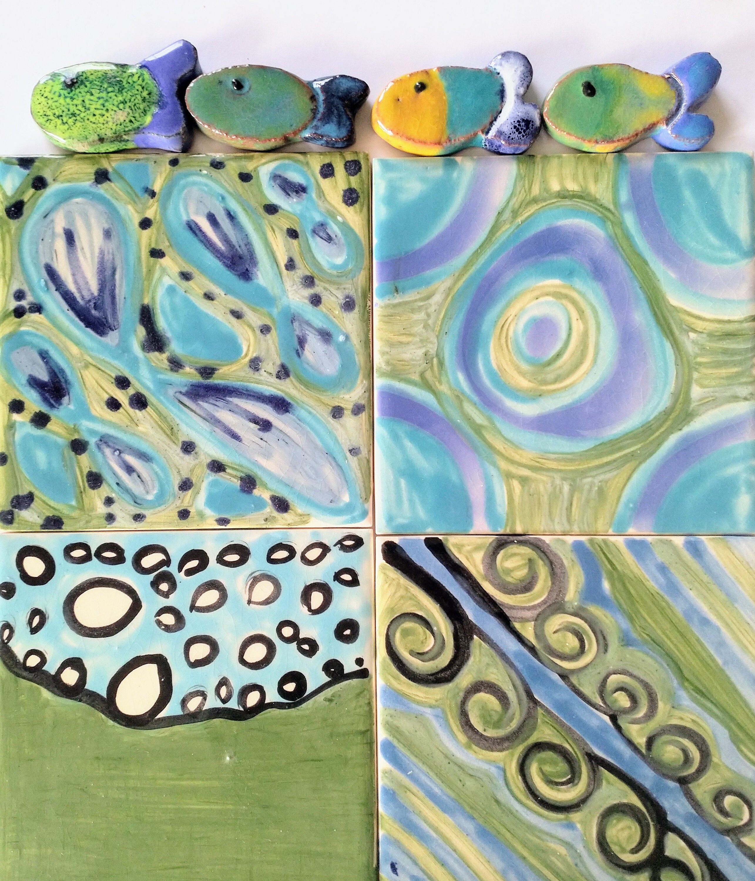 Carreaux en Faïence Émaillée et Poissons Assortis