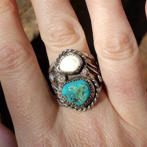 Vintage Old Pawn Southwestern Sterling Silver Turquoise amd Mother of Pearl Ring - Size 9.5