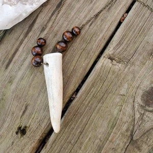 Collana di corna di cervo con perline di legno