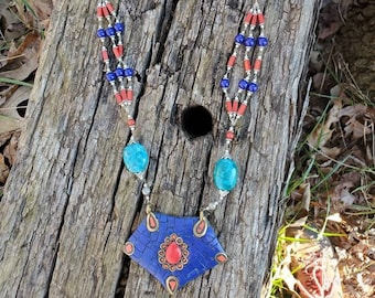 Lapis népalais, collier de perles turquoise et de corail et laiton
