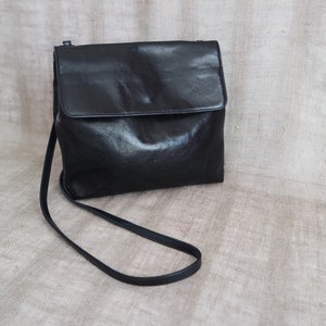 Minimalist Black Leather Crossbody Bag With Magnetic Closure 