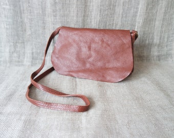 Bolsa transversal feminina vintage em couro marrom.
