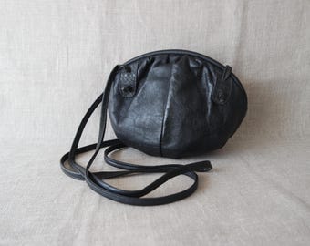 Bolsa transversal feminina vintage em couro sintético preto.