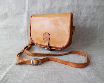 Mała, skórzana torebka w kolorze koniaku w stylu vintage, na ramię