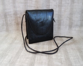 Bolso bandolera pequeño negro vintage para mujer, elegante y práctico.