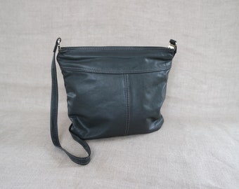 Bolso bandolera de cuero gris vintage para mujer.