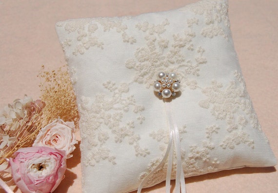 wedding Accessories.off-white ring pillow Beautiful lace Wedding ring pillow.Cotton ring pillow,lace ring bearer pillow,wedding gift