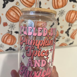 Angetrieben durch Kürbis-Gewürz und Angst 16 Unzen Libbey-Glas, Halloween-Glas, Kürbis-Gewürz, Angst