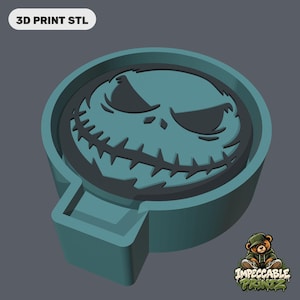Può includere: Uno stampo circolare stampato in 3D color verde acqua con un volto di teschio incavato, una bocca larga cucita e occhi affilati. Il testo 3D PRINT STL appare in alto a sinistra e un logo con un orso e la scritta IMPECCABLE PRINTZ in basso a destra.