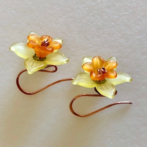 Narcissenoorbellen, bloemoorbellen, geeloranje narcissen, lucite bloemen, handgemaakte heldere koperen oorbellen, lentebloemen, lichtgewicht