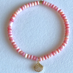 Roze koningin schelparmband, bedel micropavé zirkonia, 24 kt goudvulling, echte roze schelp, stretcharmband.