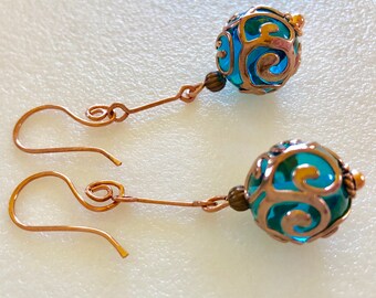 Boucles d’oreilles en brique tchèque aigue-marine, Lampe en verre faite à la main, Motif de rouleau florentin, Fils d’oreille en cuivre faits à la main, Boucles d’oreilles en verre artisanal