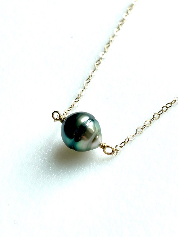 Collana girocollo con perle barocche nere, catena intrecciata