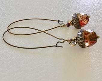 Brincos de bolota, cristal tcheco dourado, cristal Picasso vermelho dourado, tampas de bolota de bronze antigo, argolas de bronze vintage boho, brincos rústicos