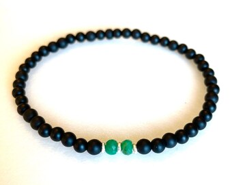 Pulsera de hombre de ónix negro mate con esmeralda auténtica y plata tailandesa.