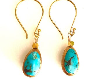 Pendientes de lágrima turquesa, turquesa azul agua natural, piedra natal de diciembre, ganchos franceses en oro vermeil de 24 quilates.
