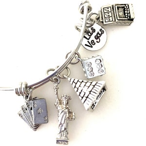 Pulseira de Las Vegas, pulseira de charme de Las Vegas, pirâmide, estátua da liberdade, torre Eiffel, caça-níqueis, cartas de jogar, dados de strass, estanho
