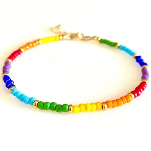 Zierliches Regenbogen Armband, LGBTQ Armband, Pride Armband, Mehrfarbiges Perlenarmband, Minimalistisch, 14K Gold Fill, Sterling Silber,