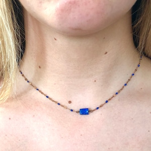 Collar de lapislázuli, delicada gargantilla de lapislázuli azul, collar artesanal azul cobalto, minimalista, bohemio, piedra preciosa de lapislázuli.