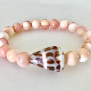 Pink Conch Shell Bracelet, Queen Conch Shell, Hawaiian Cone Shell, Natural Sea Shell Bracelet, Beach Bracelet, Stretch Bracelet