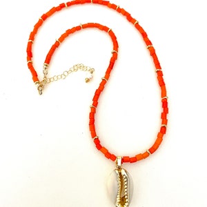 Kauri Muschel Koralle Glas Choker, Vintage italienische orange Glasperlen, 24K Gold Vermeil Kauri Muschel, echte Muschel, Strand Choker Halskette.