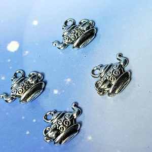 4 st tekannor ~ Tibetansk silverlegering tenn tekanna & kopp / Mrs Potts Chip berlocker hängen 16 mm x 14 mm smyckestillverkning örhängen halsband BATB