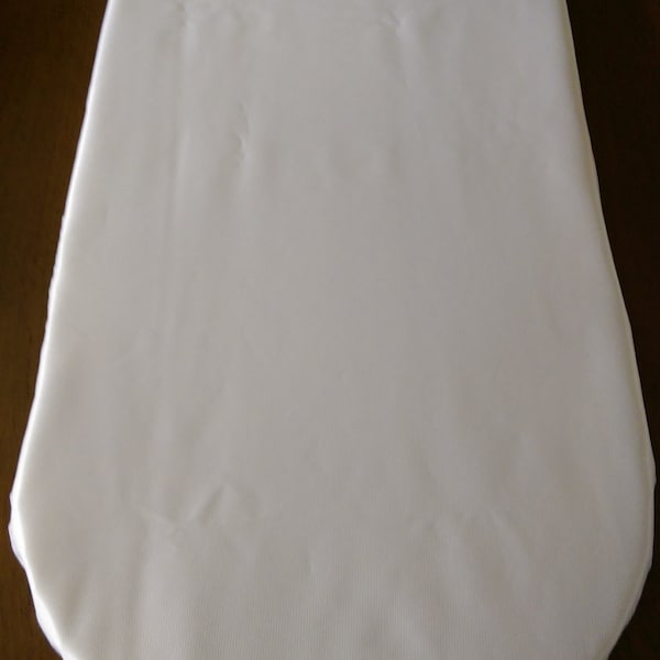 Protecteur de matelas imperméable à l’eau BabyBjorn. Housse de matelas ajustée dans un design d’enveloppe. Protégez votre matelas des couches qui fuient